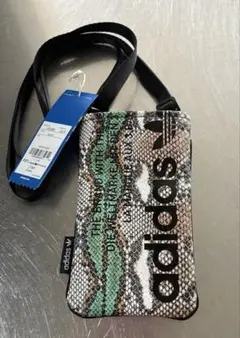 adidas スマホショルダー　パイソン