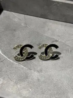 CHANEL ロゴ ピアス(両耳用)