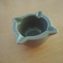 グレーの陶器灰皿