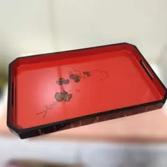 赤い漆器の花模様トレイ