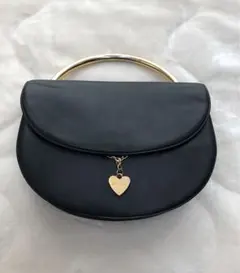黒いハンドバッグ ハートチャーム付き