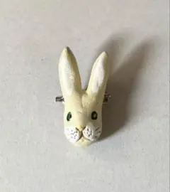ハンドメイド ウサギのブローチ