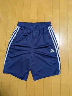 アディダス　ショートパンツ