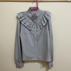 Ank Rouge(アンクルージュ) フリル付きグレーシャツ