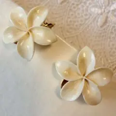 ヴィンテージ　プルメリア イヤリング ナチュラル素材 花 フラワー 小ぶりレトロ