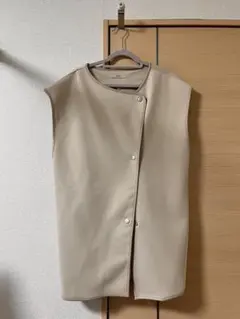 ベージュ ボタン付きノースリーブベスト