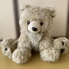 ベージュのクマ型ぬいぐるみ
