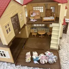 シルバニアファミリー 赤い屋根の2階建てハウスと猫ファミリー、家具のセット