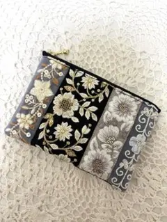 ハンドメイド032 インド刺繍×ハートキルティング　シンプルポーチ　ブラック花柄