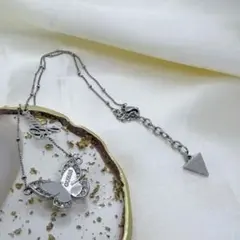 蝶モチーフ シルバーネックレス　guess ブランド品　バタフライ　ゲス