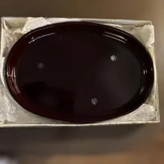 深い赤色の楕円形皿 花模様