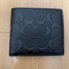 ブラック エンボス加工 二つ折り財布