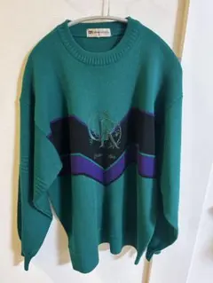 緑色オーバーサイズニット・刺繍ロゴ