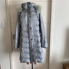 フード付きライトグレーロングコート