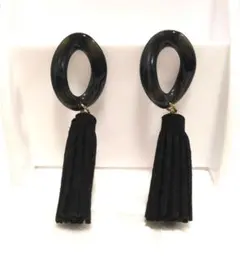 ブラックタッセルオーバルピアス