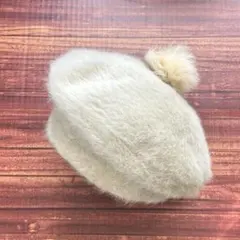 a.n.e ベレー帽 クリーム色　 ポンポン取り外し可能(ラビットファー)