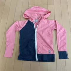 ピンクとグレーのラッシュガード