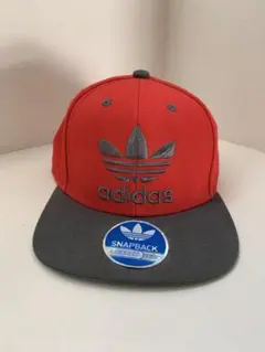 adidas スナップバックキャップ レッド/グレー