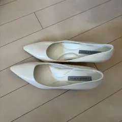 CHARLES & KEITH ポインテッドトゥ パンプス ホワイトのサムネイル