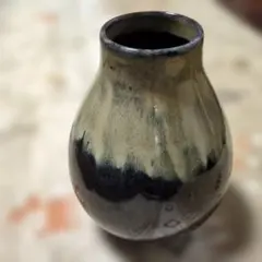 黒ベースの花瓶