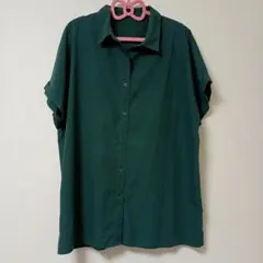 古着　レディース　ダークグリーン 半袖ボタンアップシャツ　背面スリット入