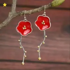 赤い花デザインピアス　梅の花　カジュアル　エレガント　個性的　和風　ゴールド調