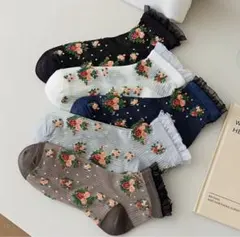 薄手で通気性の良いレディースショートアンクルソックス。レーストリムと小さな花柄