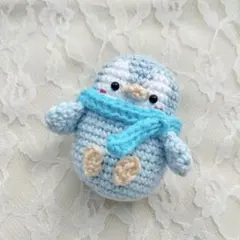 マフラーをつけた寒がりペンギンのあみぐるみ☆ブルー　ハンドメイド　編みぐるみ