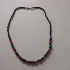 黒とオレンジのビーズネックレス