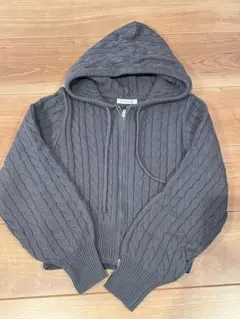 ケーブル編みニット グレー