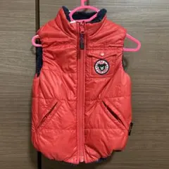 赤とネイビーの星柄ダウンベスト