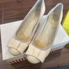 ホワイト蛇リボン付きパンプス