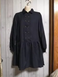 Ehyphen world gallery 黒い長袖ボタン付きワンピース