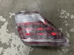 クラウン 200系 ロイヤル左リヤランプ 中古のサムネイル
