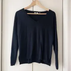 【美品】UNIQLO ブラック Vネック 長袖ニット　薄手ニット　Mサイズ