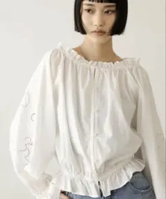 新品タグ付き　カットワークレースブラウス　ローリーズファームのサムネイル