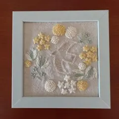 ハンドメイド　刺繍フレーム　北欧　黄色い小花と鳥さんのサムネイル