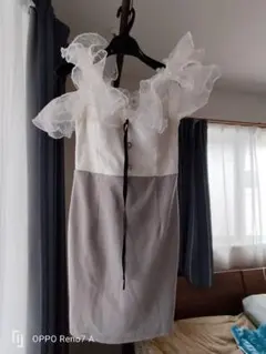 フリル付きタイトドレス ホワイト・グレー