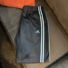 adidas 黒 ハーフパンツ サイドストライプ