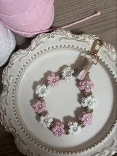 お花のスマホハンドストラップ　ハンドメイド