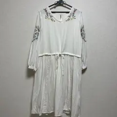 新春セール❣️春服❣️ホワイト　ワンピース　刺繍　花　長袖　ロングワンピース