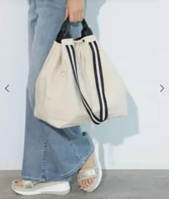 【美品✨️】ISSEY MIYAKE 巾着型 トートバッグ ホワイト×ブラック 美品✨️】ISSEY MIYAKE 巾着型 トートバッグ ホワイト×ブラック