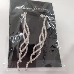 〈新品未使用♪〉シルバークリスタルツイストロングピアス♪