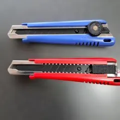 カッターナイフ 9本セット 黒 赤 青 各3本 新品刄に交換済み - メルカリ
