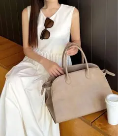 ベージュのトートバッグ 中型