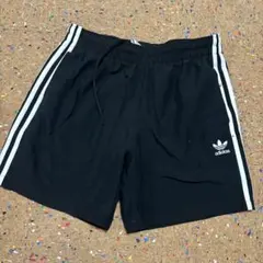 adidas 黒 ストライプ ショートパンツＬ
