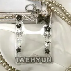 トレカキーホルダー デコ レジン 黒 トゥバ テヒョン TAEHYUN txt