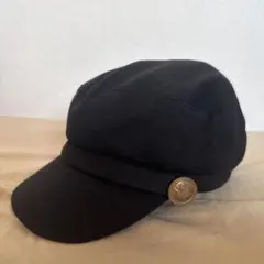 黒のキャスケット 金色ボタン付き