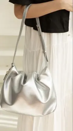 LA VORAGINE シルバーショルダーバッグ