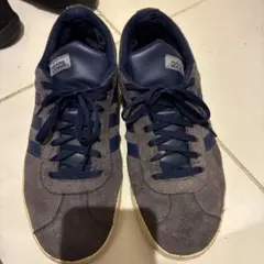 中古　adidas スニーカー　紺色　26.5cmのサムネイル